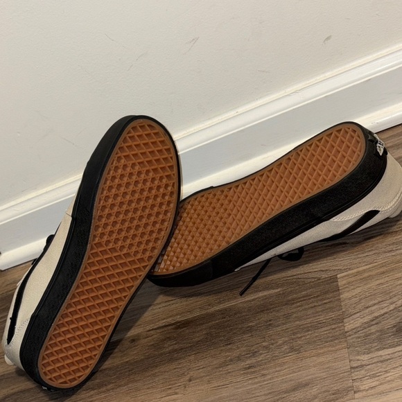 Vans Men's Black and Cream Sneakers - Picture 3 of 7